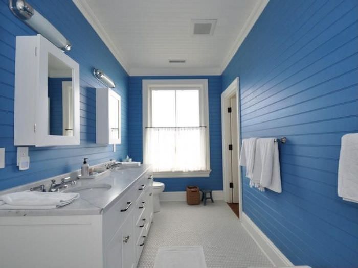 لوحات زرقاء على جدار الحمام في منزل خاص