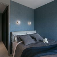 ورق جدران من المنسوجات باللون الأزرق على جدران غرفة النوم