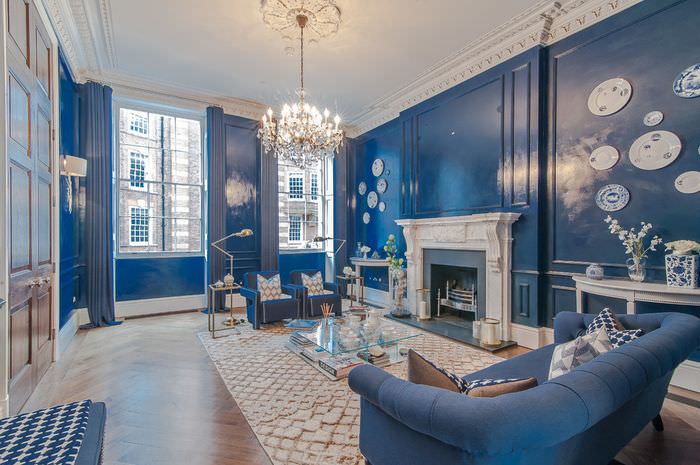 تصميم غرفة المعيشة على الطراز الكلاسيكي مع الجدران الزرقاء