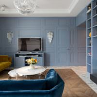 تصميم غرفة المعيشة بأريكتين بألوان مختلفة