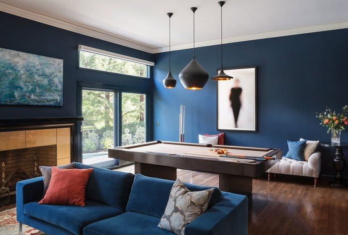 طاولة بلياردو في غرفة بجدران زرقاء