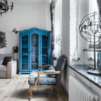 خزانة زرقاء بأبواب زجاجية
