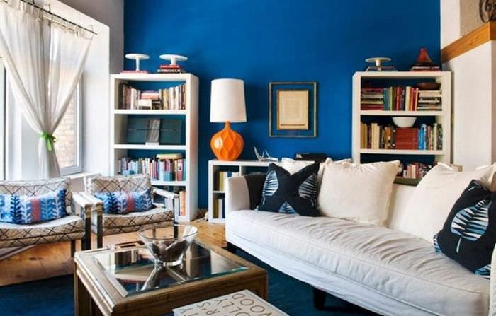 أريكة بيضاء في غرفة المعيشة مع أرضية زرقاء وجدار