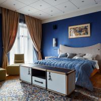 غرفة نوم داخلية بألوان داكنة