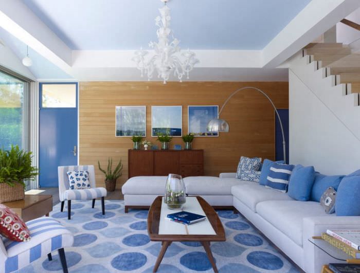 تصميم غرفة المعيشة مع درج بألوان زرقاء