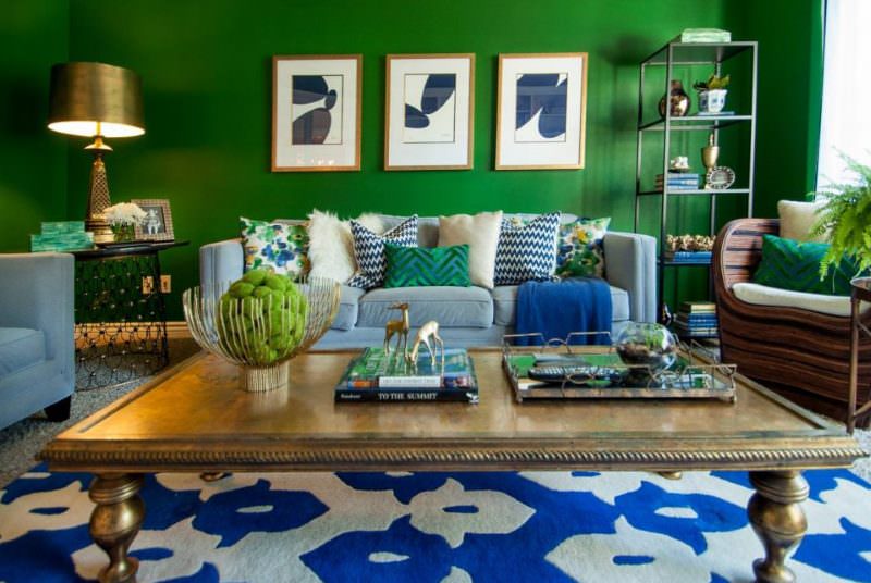 لوحات معيارية على جدار غرفة المعيشة ذات اللون الأخضر الداكن