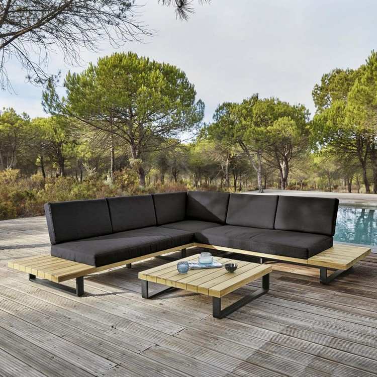 Opret et loungeområde i haven med en hjørnesofa med polstring og et sofabord af metal og træ