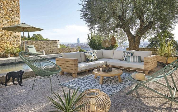 moderne havesiddegruppe med armlæn og sofabord lavet af bæredygtigt træ