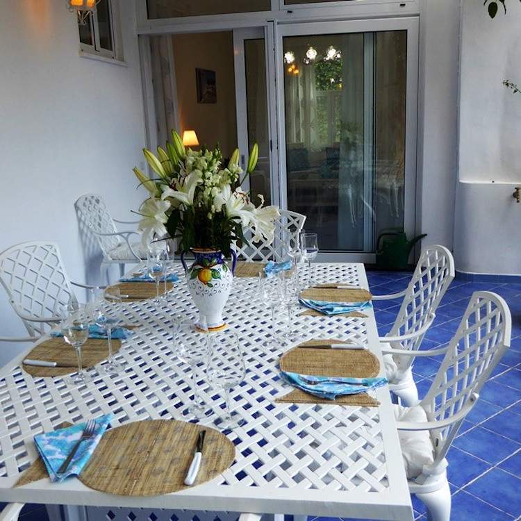 siddepladser-have-spisebord-hvid-aluminium-maritim-blå-gulvfliser-fisk motiv-dækkeserviet
