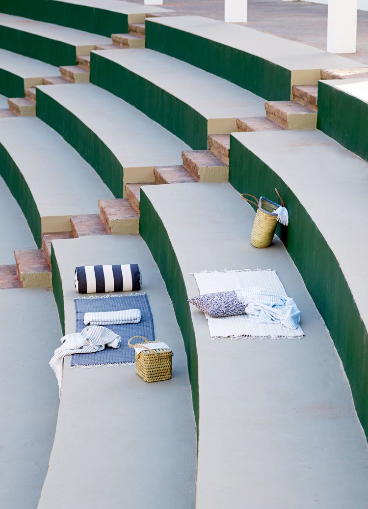 terrasse-skandinavisk stil-håndklæder-puder-kurve