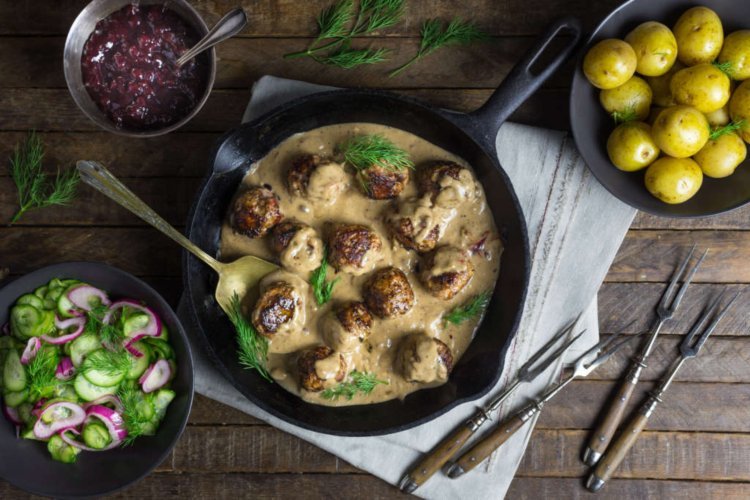 Skandinaviske juleopskrifter til at forberede frikadeller til vin og citron