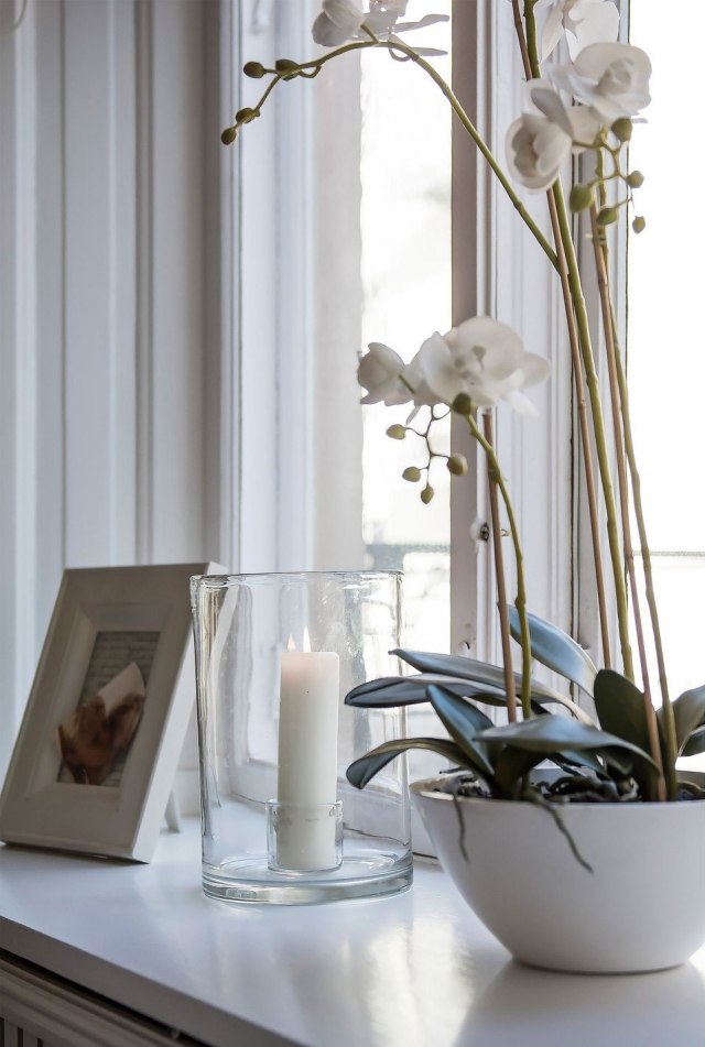 dekoration i skandinavisk stil-hvid-orkidé-glas-lysestage