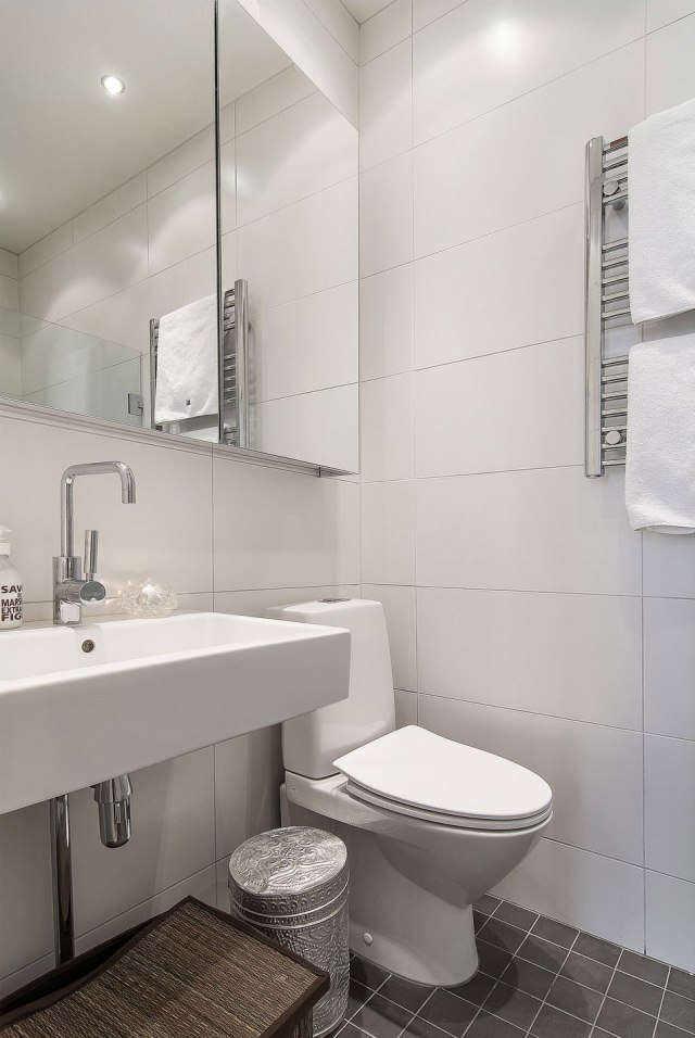 lille-badeværelse-skandinavisk-hvidt-spejl-skab