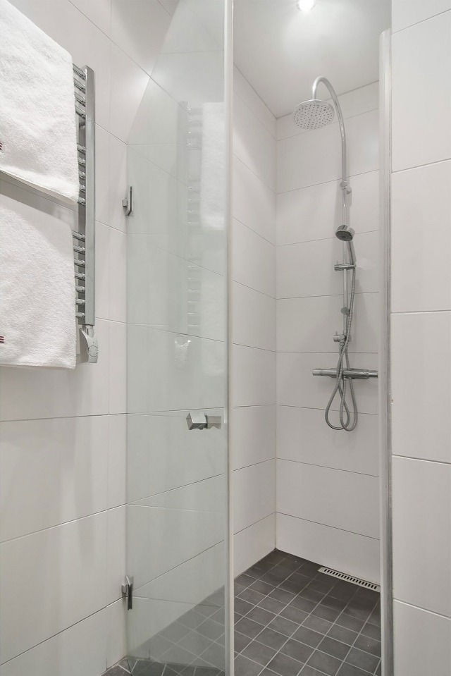lille-badeværelse-bruser-område-glas-skillevæg-radiator-væg