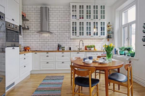 Skandinaaviselle keittiölle on ominaista tilavuus ja runsaasti valoa.