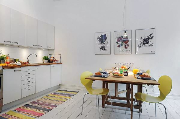 Suuressa keittiössä voidaan ripustaa tyylikkäitä, moderneja maalauksia tai trendikkäitä julisteita.