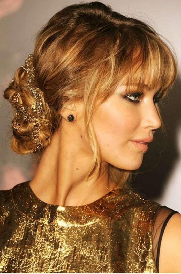 jennifer-lawrence-golden-outfit-smokey-eyes