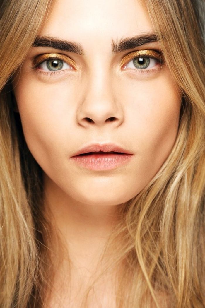 cara-delevigne-blå-øjne-gylden-øje-makeup