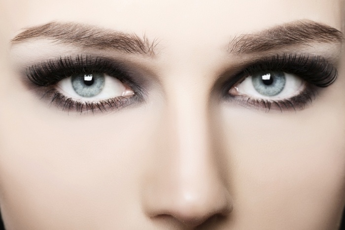 smokey-eyes-make-up-instruktioner-understrege-lyse-øjne-velformede