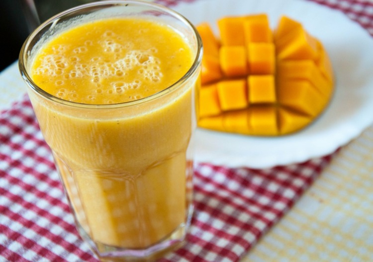 mango smoothie opskrifter gul frugt tallerken tropisk