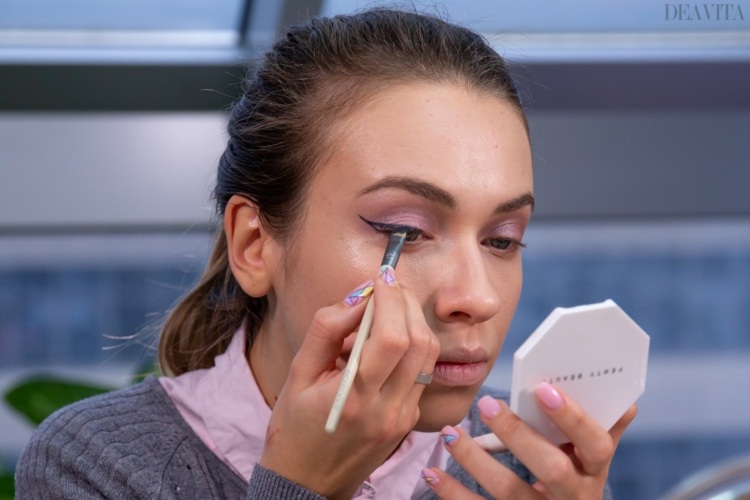 ariana grande focus make-up vejledning til make-up eyeliner svalehale