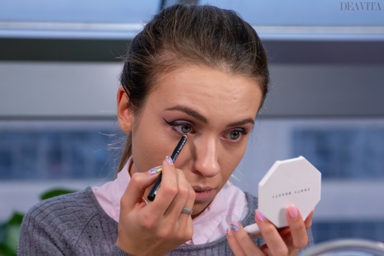 ariana grande focus make-up instruktioner maler en sort kajal vandlinje