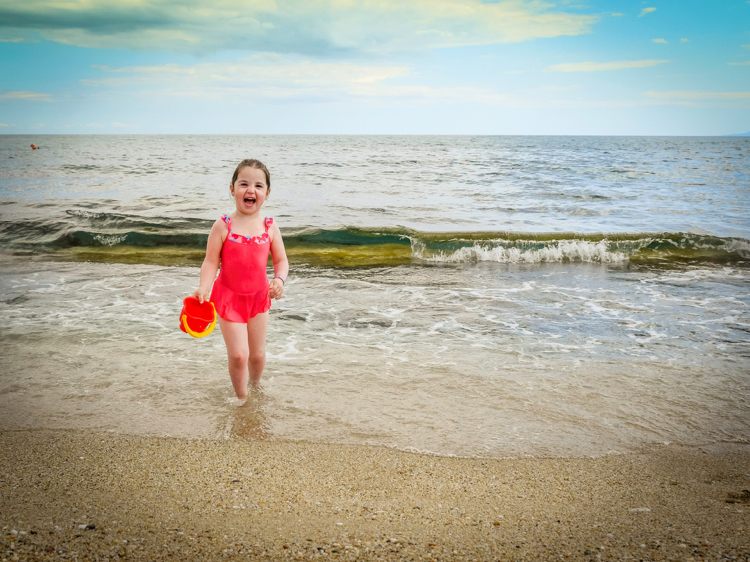 Familieferie med børn ved havet strandaktiviteter