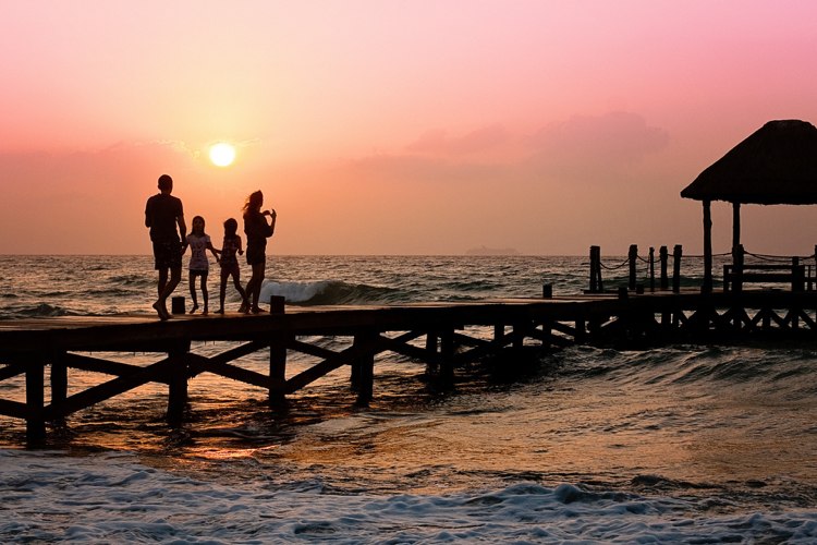 Familie badeferie med børn solnedgang