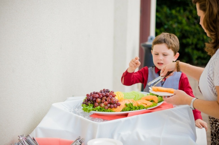 børnebord bryllup buffet finger mad frugt grøntsager