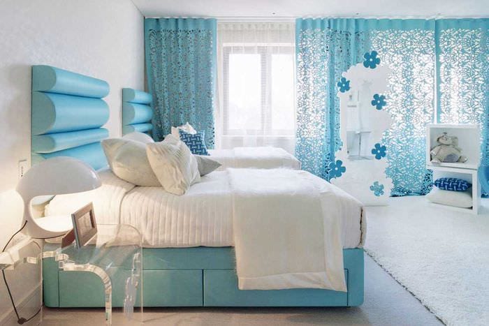 možnosť použiť v dizajne miestnosti zaujímavú modrú farbu