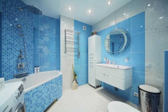 ideen om å bruke en uvanlig blå farge i utformingen av en leilighet