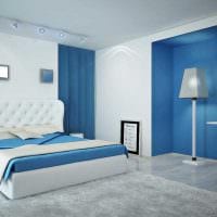 myšlienka použitia neobvyklej modrej farby pri návrhu obrazu miestnosti