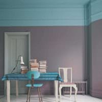 myšlienka použitia zaujímavej modrej farby v štýle fotografie z bytu