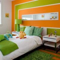 Kombination von hellen Farbtönen im Schlafzimmerdekorfoto
