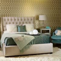 Kombination von hellen Farbtönen im Design des Schlafzimmerbildes