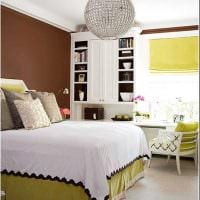 Kombination von hellen Farben im Schlafzimmerdekorfoto