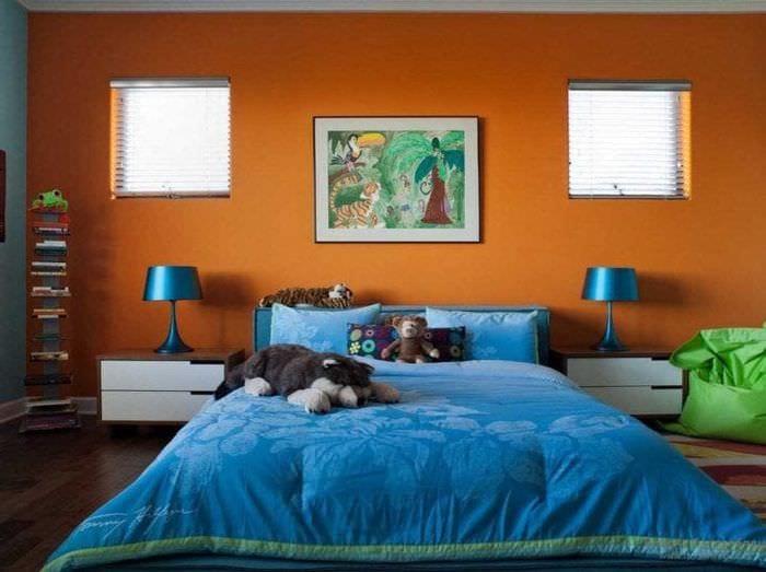 kombinasjon av lyse oransje i boliginnredning med andre farger