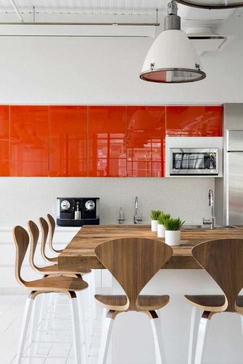 kombinasjon av mørk oransje i kjøkkendesign med andre farger