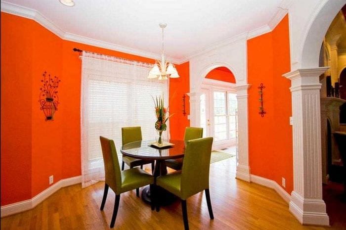 kombinasjon av lys oransje i soveromsinteriøret med andre farger