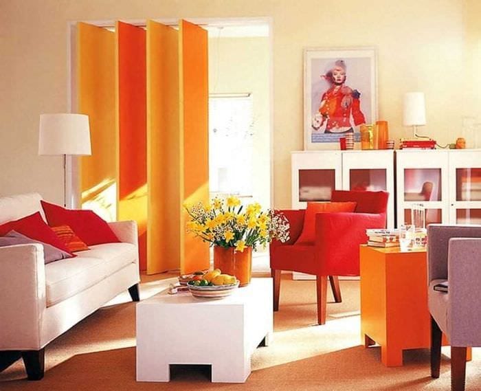 kombinasjonen av lys oransje i utformingen av stua med andre farger