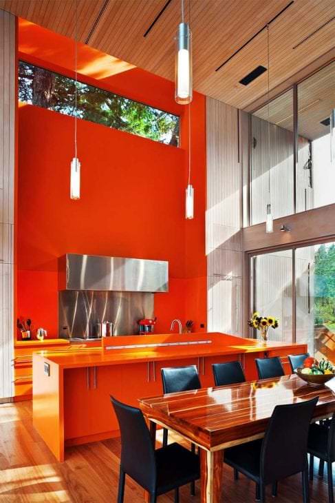 kombinasjon av lys oransje i interiøret i huset med andre farger