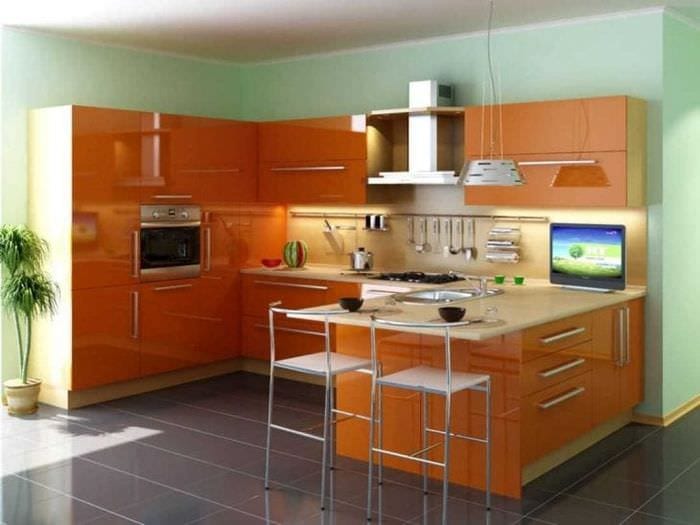 kombinasjon av lys oransje i innredningen av leiligheten med andre farger