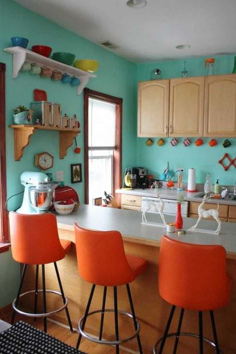 kombinasjon av lys oransje i utformingen av leiligheten med andre farger