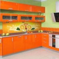 kombinasjon av mørk oransje i innredningen av leiligheten med andre farger bilde