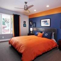 kombinasjon av mørk oransje i utformingen av stuen med andre farger foto