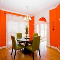 kombinasjon av lys oransje i innredningen på kjøkkenet med andre farger foto