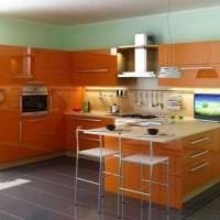 kombinasjon av lys oransje i interiøret på kjøkkenet med andre farger bilde