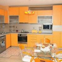 en kombinasjon av lys oransje i stil med stuen med andre farger bilde