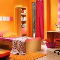 kombinasjon av lys oransje i interiøret i huset med andre farger på bildet