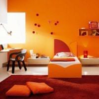 kombinasjon av mørk oransje i innredningen av stuen med andre farger bilde